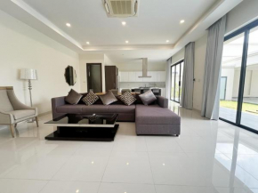 Luxury Pool Villa Steps Away from Mabprachan Lake